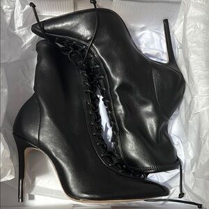 SCHUTZ Black Heeled Boots Sleek Modern Design
